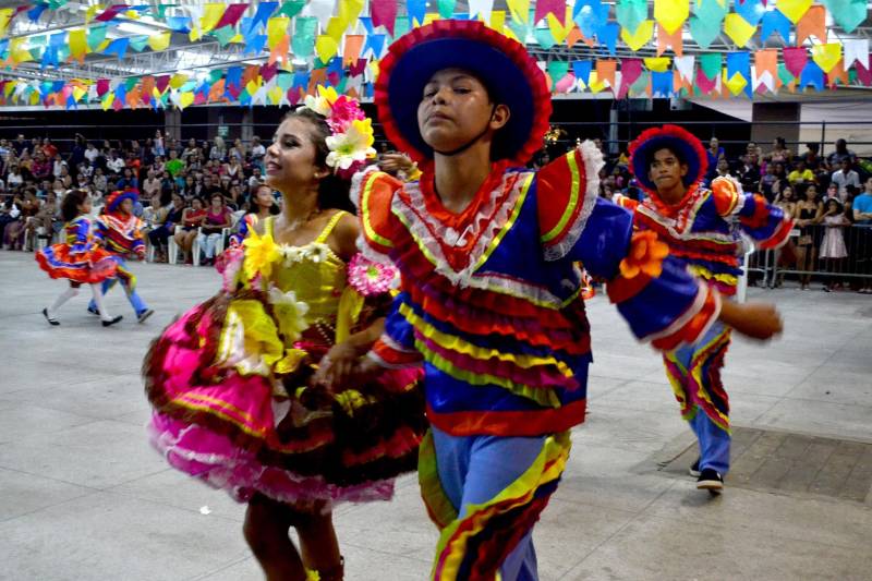 O tradicional concurso de Quadrilhas do Arraial de Todos os Santos, da Fundação Cultural do Pará (FCP), começa nesta quarta-feira, 20, a partir das 18h, no Centur. São mais de 70 quadrilhas juninas (foto), entre adultas e mirins. A programação vai até o dia 08 de julho, sempre a partir das 19h nos dias de semana e 18h nos feriados. Na Praça do Povo, o foco será o XV Concurso Estadual de Quadrilhas Juninas. Já na Praça do Artista serão as apresentações parafolclóricas de Pássaros Juninos, grupos de bois bumbas, carimbó, entre outros, além da praça de alimentação.
FOTO: ASCOM / FCP
DATA: 18.06.2018
BELÉM - PARÁ <div class='credito_fotos'>Foto: ASCOM FCP | <a href='/midias/2018/originais/a58a8e32-d896-4601-acfd-2289175338e8.jpg' download><i class='fa-solid fa-download'></i> Download</a></div>