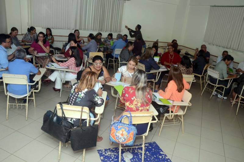 Educadores de todo o estado estiveram reunidos no III Encontro de Gestores Regionais, organizado pela Secretaria de Estado de Educação (Seduc). O evento nesta terça-feira (19) discutiu o fortalecimento das relações interpessoais de estudantes e pais de alunos com gestores e professores na busca de avançar na aprendizagem de conteúdos e no combate à evasão escolar. O Encontro, em parceria com o Unibanco, foi viabilizado pela Coordenação de Ensino Médio da Seduc (Coem) contou com a participação de 50 pessoas, entre gestores das 18 Unidades Seduc na Escola (USEs), que abrange as escolas da Grande Belém, e das 22 Unidades Regionais de Educação (UREs), compreendendo escolas do interior do Estado, e mais dirigentes da Seduc.
FOTO: ELISEU DIAS / ASCOM SEDUC
DATA: 19.06.2018
BELÉM - PARÁ <div class='credito_fotos'>Foto: Eliseu Dias / Ascom Seduc | <a href='/midias/2018/originais/a58eb50c-5b85-428d-b5ac-255d9843c84c.jpg' download><i class='fa-solid fa-download'></i> Download</a></div>