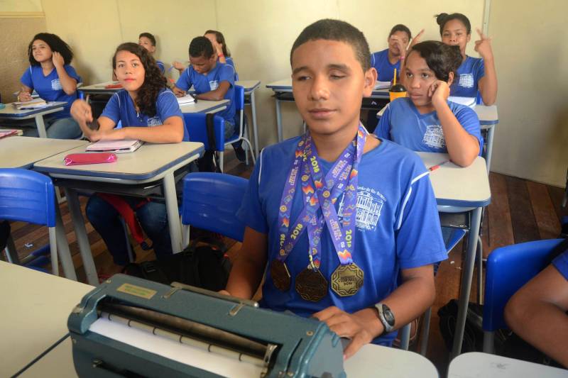 Com um desempenho irretocável no Campeonato Paralímpico Estudantil 2018, que ocorreu em São Paulo, neste mês de novembro, entre os dias 21e 23, Lucas Costa, da Escola Estadual Barão do Rio Branco, localizada no bairro de Nazaré, em Belém, subiu três vezes ao topo do pódio por vencer as provas dos 60, 100 e 800 metros no Atletismo.

FOTO: FERNANDO NOBRE / ASCOM SEDUC
DATA: 27.11.2018
BELÉM - PARÁ <div class='credito_fotos'>Foto: FERNANDO NOBRE/ASCOM SEDUC   |   <a href='/midias/2018/originais/a5907b29-e1b2-4069-8eb2-52eec0ada238.jpg' download><i class='fa-solid fa-download'></i> Download</a></div>