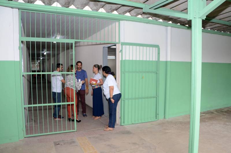 A Secretaria de Estado de Educação (Seduc), em parceria com a Secretaria Municipal de Educação de Belém (Semec), inaugurou nesta quarta-feira (19) um espaço dentro da Escola Estadual de Ensino Fundamental e Médio Marechal Cordeiro de Farias, na capital paraense, para escolarização de refugiados indígenas da etnia Warao, da Venezuela. Desde o início de 2018, as autoridades estaduais e municipais vêm desenvolvendo projetos para viabilizar o atendimento aos indígenas refugiados, incluindo ações na área de educação. Daí a criação de um espaço para atender todas as famílias Warao. A Semec será responsável pela educação infantil, que atenderá cerca de 80 crianças. A Seduc vai atender a Educação de Jovens e Adultos (EJA). Hoje, já estão matriculados 150 indígenas.

FOTO: FERNANDO NOBRE / ASCOM SEDUC
DATA: 19.12.2018
BELÉM - PARÁ <div class='credito_fotos'>Foto: FERNANDO NOBRE/ASCOM SEDUC   |   <a href='/midias/2018/originais/a591587f-524b-4869-afa1-35888e3e804d.jpg' download><i class='fa-solid fa-download'></i> Download</a></div>