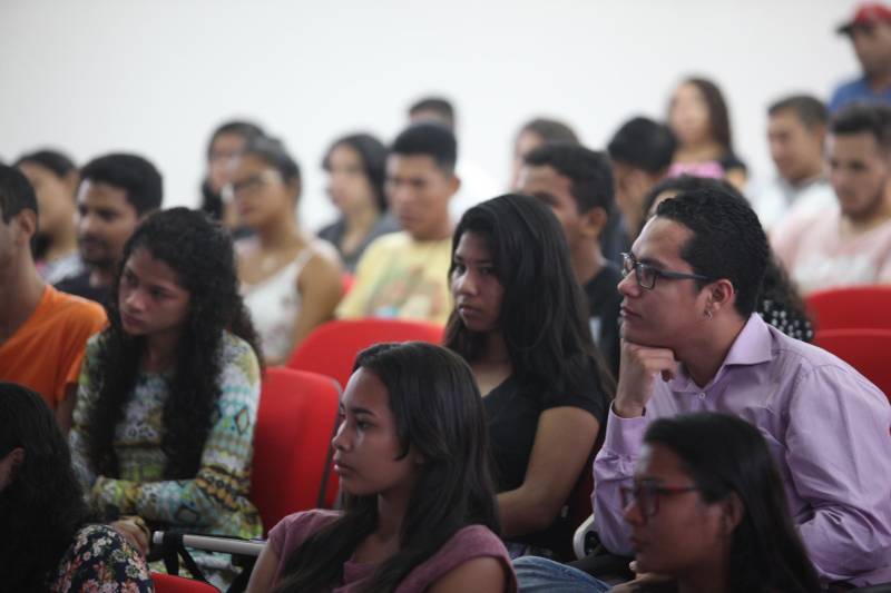 A terceira edição do Publicom – Encontro de Comunicação do Pará deste ano, realizada no município de Breves, no arquipelágo do Marajó, superou as expectativas de público. Com a presença de estudantes de ensino médio, comunicadores, representantes de órgãos públicos e instituições do Marajó, foram registradas cerca de 350 inscrições, com destaque para participação de moradores de Portel, Curralinho e Anajás. Durante a programação do evento realizado pelo Governo do Estado, por meio da Secretaria de Estado de Comunicação (Secom), nos dias 17 e 18, houve trocas de experiências e debates sobre cerimonial, design, mídia e feminicídio, direitos de crianças e adolescentes, credibilidade da informação. Os livros arrecadados no credenciamento – um total de 170 exemplares - serão doados ao Hospital Público Regional do Marajó. Na foto, o cerimonialista Reginaldo Teles.
FOTO: MARCELO LELIS / AG. PARÁ
DATA: 18.05.2018
BELÉM - PARÁ <div class='credito_fotos'>Foto: Marcelo Lelis / Ag. Pará | <a href='/midias/2018/originais/a593807b-f4fa-45a9-a340-a1561e0edac3.jpg' download><i class='fa-solid fa-download'></i> Download</a></div>
