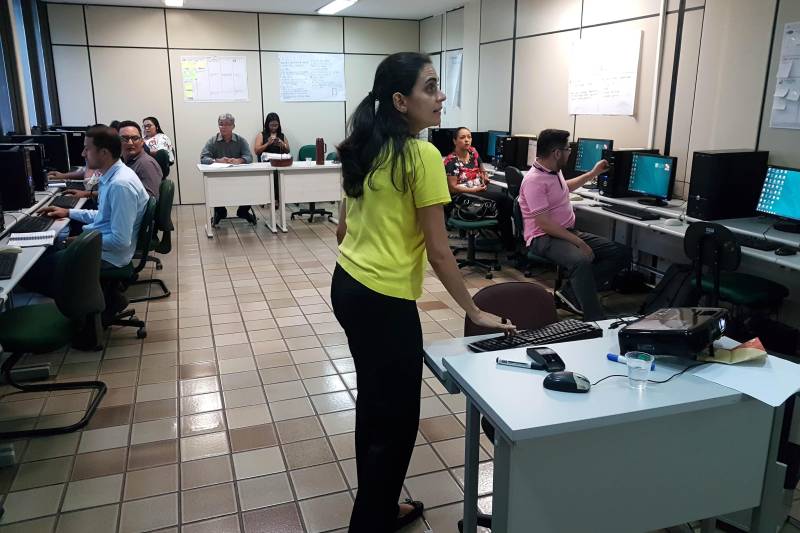 Encerrou nesta quinta-feira, 26, o módulo de Equilíbrio Fiscal do Workshop de Melhoria da Situação Fiscal dos Municípios do Pará para o polo Belém III, criado recentemente para atender os gestores e técnicos que não participaram do primeiro circuito de workshops, iniciado em outubro do ano passado, e que capacitou 53 cidades que integram o Programa Municípios Sustentáveis (PMS), desenvolvido pela Secretaria Extraordinária de Municípios Sustentáveis (Semsu). Brenda Rassy (foto), servidora da Secretaria de Estado de Planejamento (Seplan) é uma das funcionárias públicas que estão desenvolvendo os treinamentos.
FOTO: DANI FILGUEIRAS / ASCOM SEMSU
DATA: 26.04.2018
BELÉM - PARÁ <div class='credito_fotos'>Foto: DANI FILGUEIRAS / ASCOM SEMSU | <a href='/midias/2018/originais/a59df86d-778c-4c08-8ab0-dab67b518ed1.jpg' download><i class='fa-solid fa-download'></i> Download</a></div>