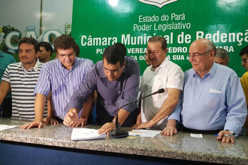 E também neste domingo (20), na Câmara Municipal de Vereadores de Redenção, o secretário Regional Jorge Bittencourt assinou (foto) ordem de serviço para recuperação e pavimentação asfáltica de 10 quilômetros de vias públicas no município. Um investimento do Governo do Estado de R$ 5.389.222,44.
FOTO: ASCOM CRGSP
DATA: 20.05.2018
REDENÇÃO - PARÁ <div class='credito_fotos'>Foto: ASCOM CRGSP | <a href='/midias/2018/originais/a5a33b93-2145-42a7-ba09-ff01c48db0c7.jpg' download><i class='fa-solid fa-download'></i> Download</a></div>
