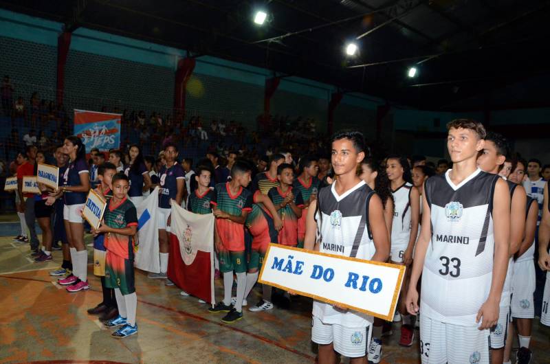 Uma intensa programação cultural, social e esportiva movimenta a cidade de Mãe do Rio, nesta sexta-feira (11), quando o município comemora 30 anos de fundação. Os competidores da etapa regional de Mãe do Rio dos Jogos Estudantis Paraenses (Jeps) terão um forte aliado durante os cinco dias da competição: a animação da torcida local.
FOTO: ELISEU DIAS / ASCOM SEDUC
DATA: 09.05.2018
MÃE DO RIO - PARÁ <div class='credito_fotos'>Foto: Eliseu Dias / Ascom Seduc | <a href='/midias/2018/originais/a5a3ec6a-4e3d-4ce5-9603-3ba76af0155d.jpg' download><i class='fa-solid fa-download'></i> Download</a></div>