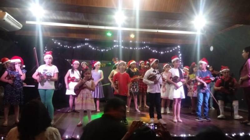 Um concerto (foto) realizado na noite desta quarta-feira, 12, no Theatro da Paz, marcou o encerramento do ano letivo do Instituto Estadual Carlos Gomes (IECG) e o final das atividades administrativas de 2018 da Fundação Carlos Gomes. Na primeira parte do concerto, a atração ficou por conta da Orquestra Acadêmica do IECG, formada por alunos e professores dos cursos técnicos e bacharelado com o objetivo de oferecer aos alunos do curso técnico e do bacharelado do IECG possibilidade de desenvolvimento artístico na prática orquestral. Sob a regência do maestro paulista Pedro Messias, a orquestra acadêmica apresentou trechos de óperas e, em uma parte do espetáculo, dividiu o palco com alguns dos principais cantores líricos que integram o Núcleo de Ópera do Instituto, do qual o jovem maestro é diretor.

FOTO: ASCOM / FCG
DATA: 12.12.2018
BELÉM - PARÁ <div class='credito_fotos'>Foto: ASCOM FCG   |   <a href='/midias/2018/originais/a5a59269-00f1-4783-beb1-72344dfa9677.jpg' download><i class='fa-solid fa-download'></i> Download</a></div>