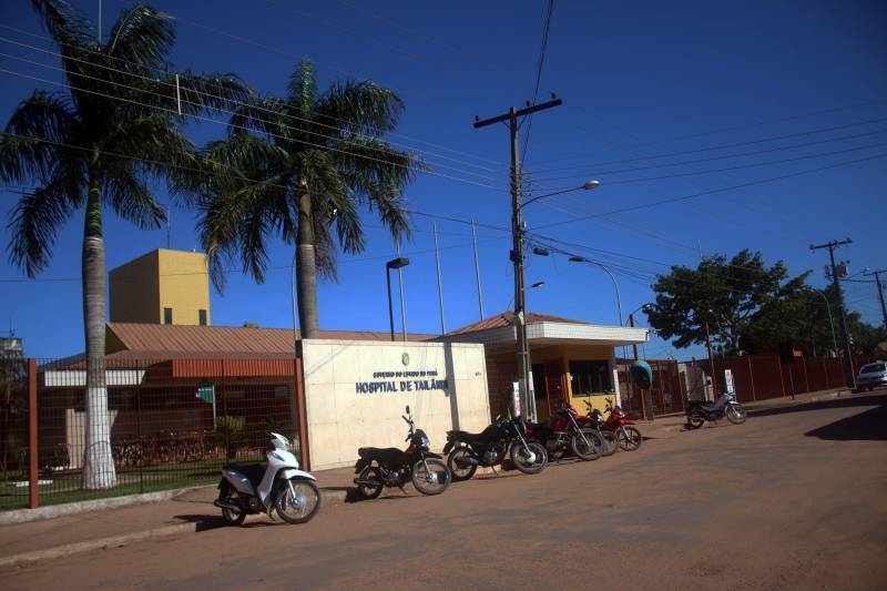 Referência na assistência de média complexidade na mesorregião do nordeste paraense, o Hospital Geral de Tailândia (HGT, na foto), também contribui para o ensino na formação de profissionais, sobretudo na área da saúde. Somente em agosto, o hospital recebeu mais de 50 estagiários que estão sob a responsabilidade da Gerência de Enfermagem, na condução desse período de aprendizado prático com a vivência das rotinas no atendimento aos usuários do Sistema Único de saúde.

FOTO: ASCOM / HGT
DATA: 04.09.2017
TAILÂNDIA - PARÁ <div class='credito_fotos'>Foto: ASCOM HGT TAILÂNDIA   |   <a href='/midias/2018/originais/a5a79884-74a9-4357-933e-6a94099b7444.jpg' download><i class='fa-solid fa-download'></i> Download</a></div>