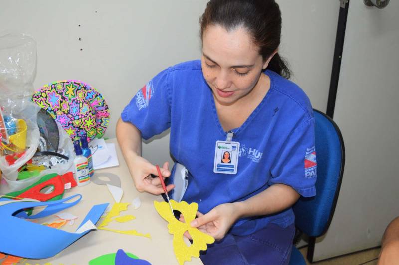 Máscaras, serpentina, confete e muita alegria. Esses foram os ingredientes da tarde carnavalesca que pacientes e acompanhantes do Hospital Metropolitano de Urgência e Emergência (HMUE) tiveram na sexta-feira, 9. Colaboradores e residentes multiprofissionais da unidade localizada em Ananindeua promoveram um arrastão de Carnaval nas clínicas de internação para levar alegria e descontração aos usuários. Profissionais de Terapia Ocupacional, Psicologia, Enfermagem e Farmácia percorreram as enfermarias com um trio elétrico estilizado em um carrinho de medicação. Na decoração, muito brilho, máscaras e serpentinas. A trilha sonora incluiu marchinhas de velhos carnavais.

FOTO: ASCOM / HMUE
DATA: 10.02.2018
BELÉM - PARÁ <div class='credito_fotos'>Foto: ASCOM HMUE   |   <a href='/midias/2018/originais/a5a8a8bf-fcc9-4259-9e19-1abbc7ee5c2c.jpg' download><i class='fa-solid fa-download'></i> Download</a></div>