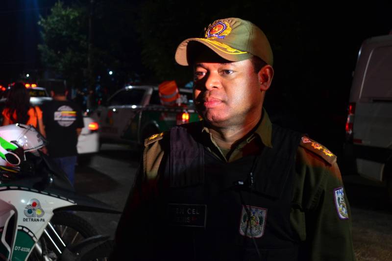 Para garantir a tranquilidade da população e estabelecer a ordem em locais de grande movimentação no distrito de Icoaraci, em Belém, foi deflagrada na noite deste domingo, 6, a Operação Hypnos, realizada pela Polícia Militar em parceria com outros órgãos de segurança pública e do sistema judiciário. Na foto, o tenente coronel Denis do Espírito Santo, comandante da operação.
FOTO: ELIELSON MODESTO / ASCOM SEGUP
DATA: 06.05.2018
BELÉM - PARÁ <div class='credito_fotos'>Foto: Elielson Modesto / Ascom Segup | <a href='/midias/2018/originais/a5a9177e-1381-41cf-a093-b0b2b7fd2dde.jpg' download><i class='fa-solid fa-download'></i> Download</a></div>