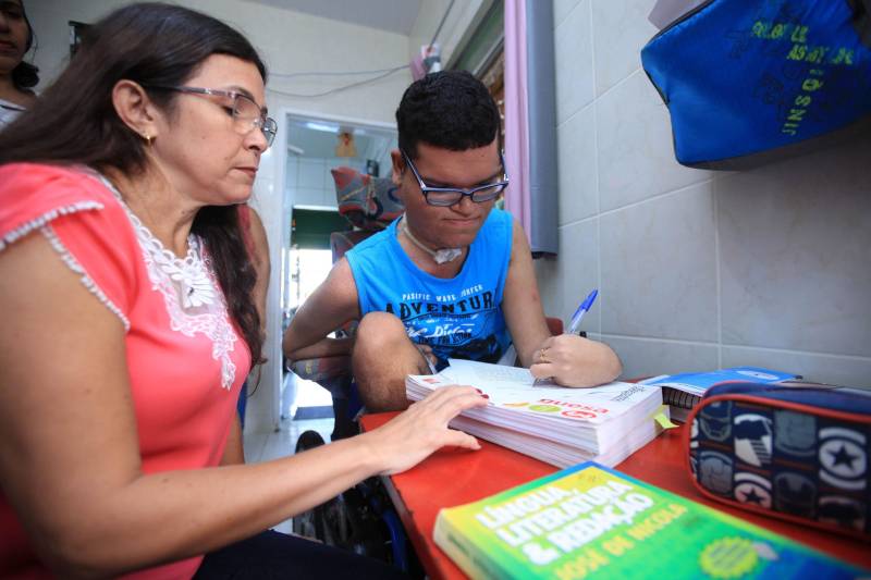 Junto com a Classe Hospitalar, existe também o projeto Atendimento Domiciliar que, hoje, atende 13 pacientes que se encontram em tratamento em casa. Um dos maiores orgulhos da equipe de educadores da Seduc é Breno Santiago, de 21 anos (foto). Aos dois anos, Breno teve uma infecção na medula e chegou a ser desenganado pelos médicos, mas resistiu e mesmo com comprometimentos na parte física e na fala, teve sua capacidade cognitiva preservada. Ele aprendeu a ler e a escrever com uma equipe de oito professores do Atendimento Domiciliar, e hoje se prepara para fazer a segunda prova do Exame Nacional de Ensino Médio (Enem), que acontece no próximo domingo (11).
FOTO: MÁCIO FERREIRA / AG. PARÁ
DATA: 08.11.2018
BELÉM - PARÁ <div class='credito_fotos'>Foto: MÁCIO FERREIRA/ AG. PARÁ | <a href='/midias/2018/originais/a5ac064f-54c3-46ca-a9bf-1471b805028f.jpg' download><i class='fa-solid fa-download'></i> Download</a></div>