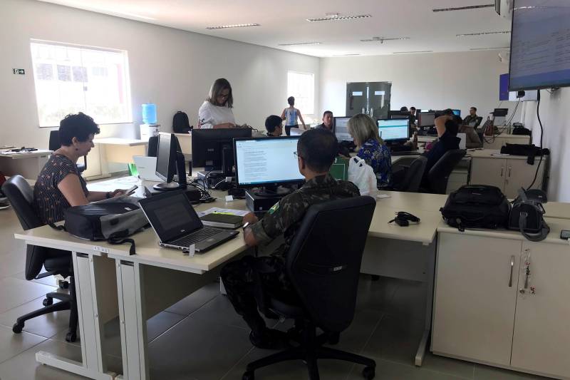 A segunda etapa da Operação Enem 2018 promovida pela Secretaria de Estado de Segurança Pública e Defesa Social (Segup) chegou ao fim conforme o planejado. Nenhuma ocorrência foi registrada nos percursos de entrega e coleta das provas e cartões de resposta, respectivamente.
FOTO: ASCOM SEGUP
DATA: 11.11.2018
BELÉM - PARÁ <div class='credito_fotos'>Foto: Ascom Segup | <a href='/midias/2018/originais/a5ae61d8-9a02-490a-ad8d-19248f956024.jpg' download><i class='fa-solid fa-download'></i> Download</a></div>