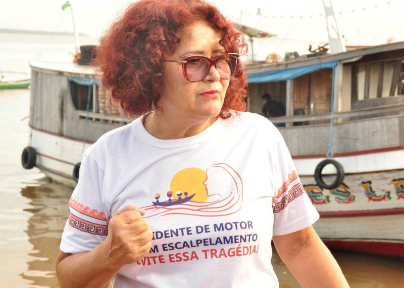 A coordenadora estadual de Mobilização Social, Socorro Costa, disse que o objetivo é sensibilizar os barqueiros para a importância da cobertura do eixo do motor e a população para os cuidados que devem tomar para evitar o acidente, já que o fluxo de pequenas embarcações aumenta no período das férias escolares
FOTO: JOSÉ PANTOJA / ASCOM SESPA
DATA: 03.07.2018
BELÉM - PARÁ <div class='credito_fotos'>Foto: José Pantoja / Ascom Sespa | <a href='/midias/2018/originais/a5aefa48-1730-47f9-89f4-82503d39ad3e.jpg' download><i class='fa-solid fa-download'></i> Download</a></div>