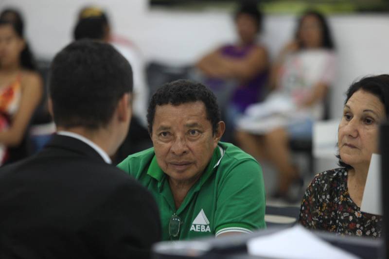 Um lugar que disponibiliza a prestação de vários serviços públicos em um único ambiente, oferecendo atendimento ágil, eficiente e de qualidade. Assim é a Estação Cidadania que chega ao final deste ano de 2018 com oito postos de atendimento, distribuídos em Belém, Icoaraci, Ananindeua, Marabá, Santarém e Parauapebas. Instituído através do Decreto 153 de 05/07/2011, a Estação Cidadania integra 32 órgãos na prestação de serviços ao cidadão. É possível tirar carteira de identidade, pagar diversas contas, negociar dívidas e até doar sangue, entre outros. O gerenciamento, implantação, instalação, funcionamento e a coordenação do Serviço de Atendimento à População “ESTAÇÃO CIDADANIA” são de responsabilidade da Secretaria de Estado de Administração – SEAD.  Desde 2011 as Estações Cidadania já realizaram mais de 3,1 milhões de atendimentos. Na foto, o servidor público José Maria Santos (camisa verde), 67 anos, que foi à Estação Cidadania dar entrada na pecúnia da aposentadoria, junto da esposa. 

FOTO: SIDNEY OLIVEIRA / AG. PARÁ
DATA: 26.11.2018
BELÉM - PARÁ <div class='credito_fotos'>Foto: Sidney Oliveira/Ag. Pará   |   <a href='/midias/2018/originais/a5b78a3c-7161-4539-b220-5d3ee76124c9.jpg' download><i class='fa-solid fa-download'></i> Download</a></div>
