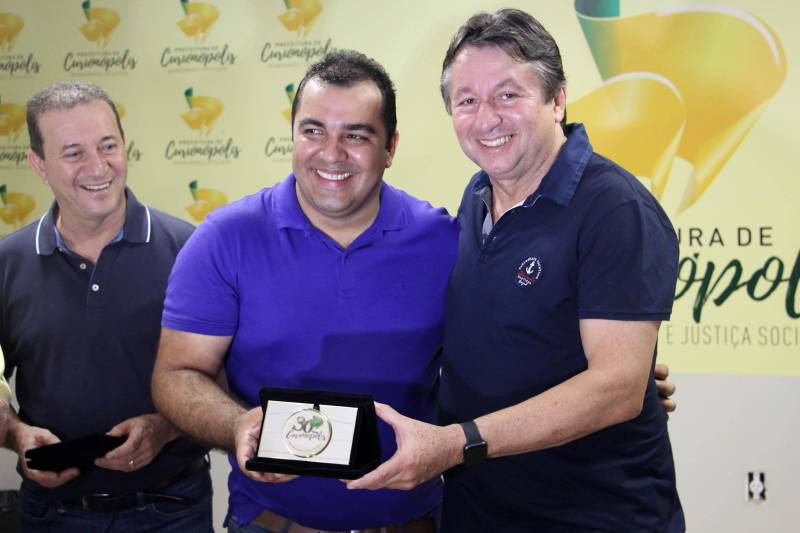 O aniversário do município de Curionópolis, nesta quinta-feira, 10 de maio, foi comemorado com shows, inaugurações e assinatura de convênio com o Governo do Pará para a implantação da iluminação do trecho urbano da PA-257. Participaram da cerimônia de assinatura do convênio o senador Flexa Ribeiro; o presidente da Assembleia Legislativa do Estado do Pará (Alepa), Márcio Miranda; o secretário Regional de Governo do Sudeste do Pará, Jorge Bittencourt; e o deputado estadual Eliel Faustino (d). Todos foram homenageados com uma placa comemorativa pelos 30 anos da cidade.
FOTO: ANTONIO MACEDO / DIVULGAÇÃO
DATA: 10.05.2018
CURIONÓPOLIS - PARÁ <div class='credito_fotos'>Foto: ANTONIO MACEDO / DIVULGAÇÃO | <a href='/midias/2018/originais/a5bd9d9e-84ed-4965-b082-95556b4cee89.jpg' download><i class='fa-solid fa-download'></i> Download</a></div>