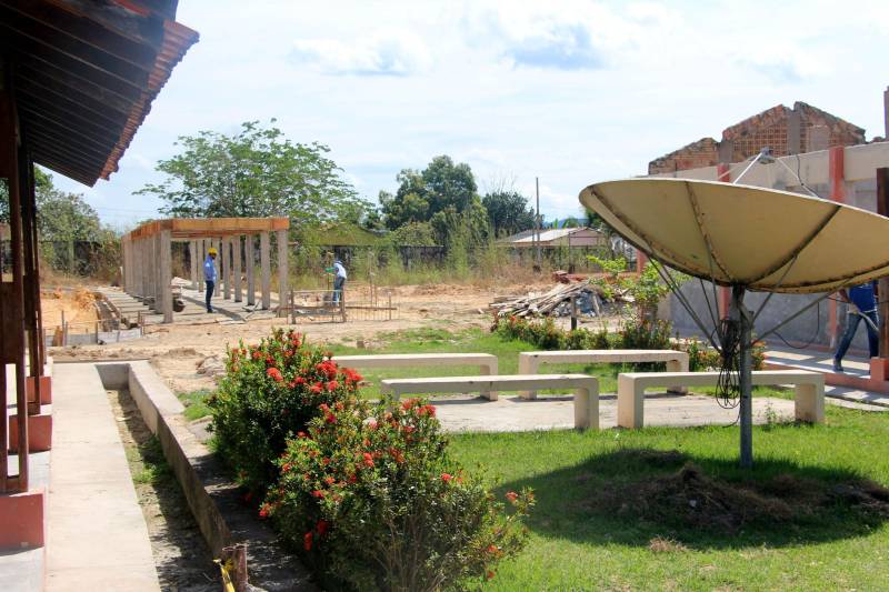A agenda da Secretaria Extraordinária de Municípios Sustentáveis (Semsu) nas regiões Sul e Sudeste do Pará foi encerrada no sábado (12) nos municípios de Pau D’Arco, Rio Maria e Xinguara. O último dia de programação na região começou no município de Pau D’Arco, com a assinatura de convênio para reforma e ampliação da Escola Municipal Paulo Hannemann (foto). O investimento totaliza R$ 2.812.850,10, sendo R$ 112.850,10 de contrapartida da Prefeitura.
FOTO: ANTONIO MACEDO / DIVULGAÇÃO
DATA: 12.05.2018
PAU D´ARCO - PARÁ <div class='credito_fotos'>Foto: ANTONIO MACEDO / DIVULGAÇÃO | <a href='/midias/2018/originais/a5c3fc94-3f90-4a7b-a16b-d73d13d3ebc3.jpg' download><i class='fa-solid fa-download'></i> Download</a></div>