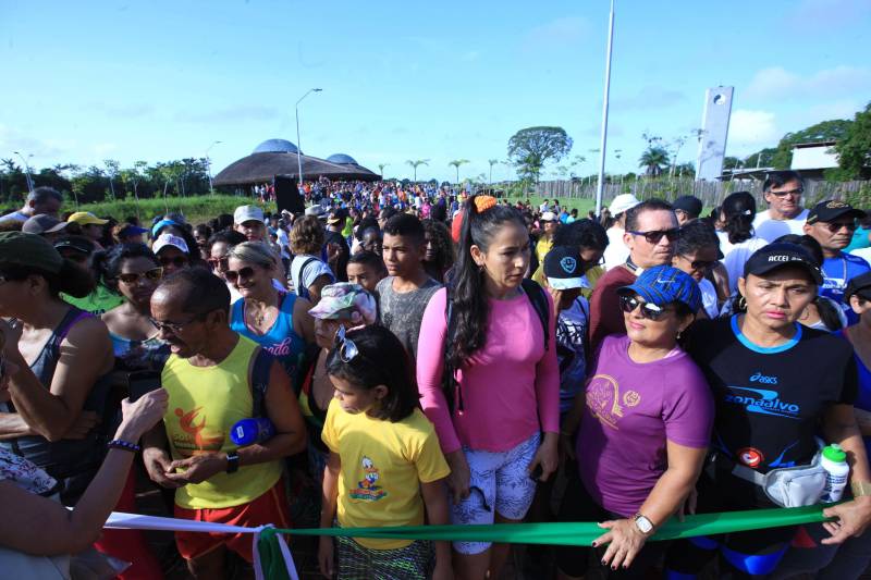 Uma reabertura feita a milhares de mãos. A fita inaugural colocada no inicio da trilha principal do Parque do Utinga foi rompida por mais de cinco mil pessoas ansiosas pelo inicio da caminhada, marcando o segundo dia da programação de reabertura do mais novo espaço paraense de lazer e interatividade com a natureza.
FOTO: MÁCIO FERREIRA / AG. PARÁ
DATA: 17.03.2018
BELÉM - PARÁ <div class='credito_fotos'>Foto: MÁCIO FERREIRA/ AG. PARÁ | <a href='/midias/2018/originais/a5cf7f90-6f26-424f-9489-203f4a19c1f2.jpg' download><i class='fa-solid fa-download'></i> Download</a></div>