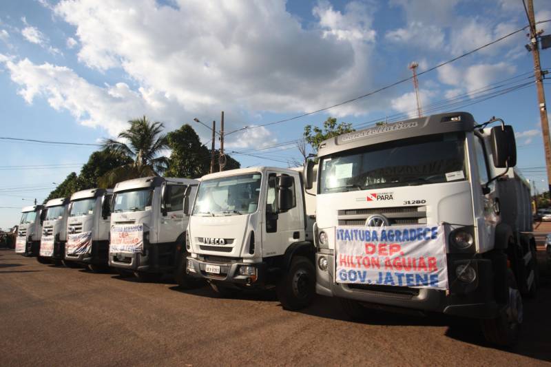 O município de Itaituba, localizado a cerca de 1,3 mil quilômetros de Belém, no sudoeste do Pará, recebeu agenda do Governo do Estado nesta terça-feira (3). O governador Simão Jatene (foto) visita uma série de obras no município, entre elas a da escola com 12 salas de aula que está sendo construída no distrito de Miritituba e do Hospital Regional Público do Tapajós. A comitiva governamental fará inspeção ainda nas obras do novo sistema de abastecimento e tratamento de água da Companhia de Saneamento do Pará (Cosanpa).
FOTO: MARCELO LELIS / AG. PARÁ
DATA: 03.07.2018
ITAITUBA - PARÁ <div class='credito_fotos'>Foto: Marcelo Lelis / Ag. Pará | <a href='/midias/2018/originais/a5e577ce-0f12-4e40-a5b6-580fbcbf36d8.jpg' download><i class='fa-solid fa-download'></i> Download</a></div>