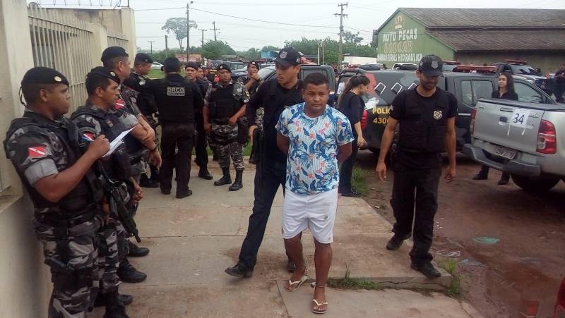 Um trabalho conjunto das Polícias Civil e Militar prendeu 31 pessoas, nesta quarta-feira, 28, durante a Operação Rio das Cobras, que cumpriu mandados judiciais nos municípios de Belém, Santa Izabel do Pará, Moju e Abaetetuba. Os envolvidos são acusados de crimes, como tráfico de drogas, roubos e homicídios. A operação contou com 200 policiais divididos em 45 equipes e com apoio de 50 viaturas. Sob coordenação do delegado-geral da Polícia Civil, Rilmar Firmino, a ação policial teve 35 alvos nos quatro municípios, a maior em Moju (base da operação), no nordeste paraense. O nome da operação é uma referência ao significado da palavra Moju na língua indígena Tupi.
FOTO: ASCOM / POLÍCIA CIVIL
DATA: 28.02.2018
MOJU - PARÁ <div class='credito_fotos'>Foto: Ascom / Polícia Civil | <a href='/midias/2018/originais/a5e8fcbe-1450-4001-a4be-20a569321082.jpg' download><i class='fa-solid fa-download'></i> Download</a></div>