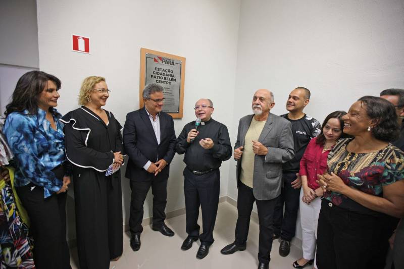 Carteira de identidade, habilitação e de trabalho. Seguro-desemprego, segunda via de boletos de água e multas de transito. Registros na Junta Comercial e DARFs de impostos. Registros de ocorrências na polícia e queixas ao Procon. Tudo num só lugar, rápido e fácil. O governador Simão Jatene (foto) entregou nesta sexta-feira, 04, à população a Estação Cidadania do Shopping Pátio Belém. É a sexta unidade de atendimento à população no estado do Pará. Num espaço de mais de mil metros quadrados, a população poderá contar com serviços de órgãos como: Banpará; Polícia Civil; Procon; Secretaria de Justiça e Direitos Humanos; Sistema Nacional de Empregos; Secretaria de Assistência Social, Trabalho e Renda; Junta Comercial do Estado, Secretaria da Fazenda, Cosanpa, Detran, Igeprev e Fundação Pro-Paz. Além desses, as novidades ficam por conta do Hemopa, oferecendo a possibilidade do cidadão doar sangue e da Secretaria Municipal de Mobilidade (Semob).
FOTO: ANTÔNIO SILVA / AG. PARÁ
DATA: 04.05.2018
BELÉM - PARÁ <div class='credito_fotos'>Foto: Antônio Silva/Ag. Pará | <a href='/midias/2018/originais/a5f507e8-673e-404f-876f-4b01efafd384.jpg' download><i class='fa-solid fa-download'></i> Download</a></div>