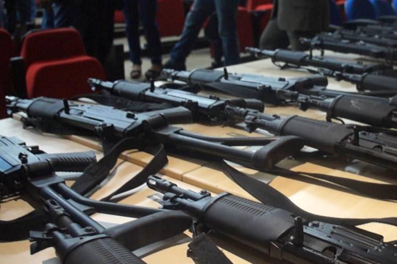 Em reunião com diretores de Divisões Especializadas, realizada na Delegacia-Geral de Polícia Civil, em Belém, nesta terça-feira (3), foram apresentadas as novas armas, recém-adquiridas pelo governo do Estado, para uso em ações de enfrentamento ao crime. São fuzis T4 calibre 556, e carabinas de calibres CT 30 e ponto 40, considerados as armas mais modernas encontradas atualmente no mercado.
FOTO: ASCOM POLÍCIA CIVIL
DATA: 03.04.2018
BELÉM - PARÁ <div class='credito_fotos'>Foto: Ascom Polícia Civil | <a href='/midias/2018/originais/a5f669a2-5e90-41c0-807d-d76caeaf3ea6.jpg' download><i class='fa-solid fa-download'></i> Download</a></div>