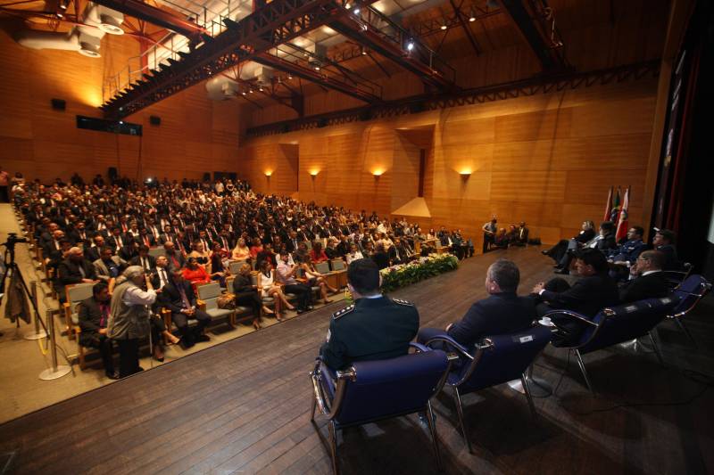 O Pará vai voltar a ter um delegado de polícia para cada município. A posse de 149 novos delegados da Polícia Civil, que aconteceu nesta segunda-feira (26) no Teatro Maria Sylvia Nunes, na Estação das Docas, vai garantir, com sobras, a cobertura completa dos 144 municípios do estado. Aprovados em concurso público, os novos delegados concluíram o curso de Formação da Polícia Civil do Pará no dia 15 deste mês. O curso foi o primeiro do Brasil a incluir sete disciplinas inéditas: Oratória, Atuação Policial frente aos Grupos Vulneráveis, Relacionamento com a Imprensa e Mídias Sociais, Abordagem Psicopatológica do Crime e da Violência, Investigação Financeira no Enfrentamento ao Crime de Lavagem de dinheiro, Noções Básicas de Enfrentamento às Fraudes Veiculares e Linguagem Brasileira de Sinais. O concurso aprovou ainda 300 investigadores, 180 escrivães e 20 papiloscopistas. Os novos policiais civis passaram por quatro meses de formação técnica e profissional na Acadepol. Com a nomeação, o próximo passo será a lotação dos novos servidores públicos nas unidades de Polícia Civil do estado, quando eles saberão em qual região do Pará trabalharão inicialmente.
FOTO: SYDNEY OLIVEIRA / AG. PARÁ
DATA: 26.02.2018
BELÉM - PARÁ <div class='credito_fotos'>Foto: Sidney Oliveira/Ag. Pará | <a href='/midias/2018/originais/a5f8322f-6138-4fc7-826e-12a265ff2d54.jpg' download><i class='fa-solid fa-download'></i> Download</a></div>