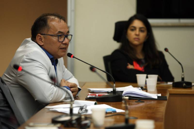 A comitiva nacional dos direitos humanos foi recebida por representantes da Secretaria de Estado de Segurança Pública e da Defesa Social (Segup) para dialogar sobre as medidas já colocadas em prática frente ao ocorrido no Centro de Recuperação Penitenciário do Pará III (CRPP III), na última terça-feira, 10. A reunião foi nesta sexta-feira, 13, na sede da secretaria. Na foto, o Superintendente do Sistema Penitenciário do Estado, coronel Rosinaldo Conceição.
FOTO: CARLOS SODRÉ / AG. PARÁ
DATA: 13.04.2018
BELÉM - PARÁ <div class='credito_fotos'>Foto: CARLOS SODRÉ / AG. PARÁ | <a href='/midias/2018/originais/a5f96ecb-1bf7-45f8-ac41-b1b928c597c1.jpg' download><i class='fa-solid fa-download'></i> Download</a></div>