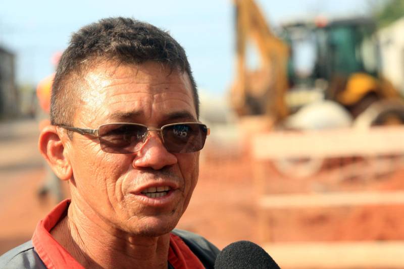 O mototaxista Anderson Silva, 40 anos, há 10 trabalha nas ruas do Bengui, Parque Verde e Tapanã. Ele comemora as obras que irão facilitar a vida de quem trafega pelas Ruas Yamada e do Tapanã. O Governo do Estado está trabalhando em várias frentes nas obras, só a Rua Yamada está sendo duplicada em uma extensão de 4,14 quilômetros. Na foto, a mesma opinião tem o mecânico Manoel Costa, 47 anos. Ele tem uma oficina na Rua Yamada.
FOTO: SIDNEY OLIVEIRA / AG. PARÁ
DATA: 04.11.2018
BELÉM - PARÁ <div class='credito_fotos'>Foto: Sidney Oliveira/Ag. Pará | <a href='/midias/2018/originais/a6022c61-d4f1-4114-aec0-5461440bdccf.jpg' download><i class='fa-solid fa-download'></i> Download</a></div>