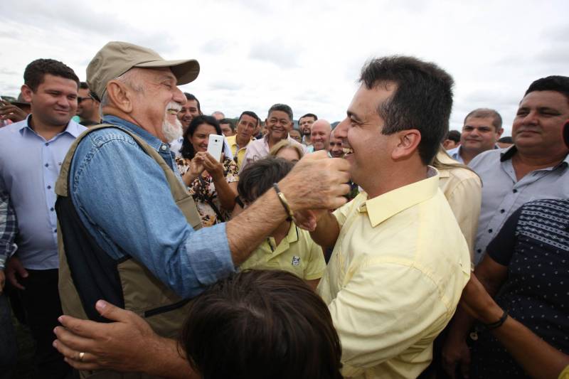 Onze municípios do sul e sudeste paraense recebem recursos do Estado para recuperar ruas e vicinais atingidas pelas enchentes e fortes chuvas que caem na região. Em agenda oficial nesta sexta-feira (6), o governador Simão Jatene assinou, pela manhã, no Parque de Exposições Valeu Boi Leilões, em Rio Maria, os convênios que garantem o repasse de cerca de R$ 4 milhões. As obras de caráter emergencial serão executadas pelas prefeituras em parceria com a Secretaria de Estado de Transportes (Setran). O objetivo é recuperar a trafegabilidade nessas localidades e assegurar o direito de ir e vir da população. Na manhã desta sexta, foram assinados nove convênios, com os municípios de Redenção, Pau D’Arco, São Félix do Xingu, Santa Maria das Barreiras, Tucumã, Água Azul do Norte, Xinguara, Bannach e Rio Maria. Além da Setran, participam da ação o Centro Regional de Governo do Sudeste do Pará e a Defesa Civil. “O valor do investimento em cada município vai depender da necessidade verificada pelas equipes do Estado e das prefeituras. O recurso não será usado para reconstruir vias, mas para restabelecer a trafegabilidade”, disse o secretário de Transportes, Kléber Menezes. Na foto, o governador Simão Jatene (e) é recebido pelo prefeito de Rio Maria, Paulo Barros Dias (camisa amarela).
FOTO: ANTÔNIO SILVA / AG. PARÁ
DATA: 06.04.2018
RIO MARIA - PARÁ <div class='credito_fotos'>Foto: Antônio Silva/Ag. Pará | <a href='/midias/2018/originais/a602f2a1-a1a2-4e48-a018-75c719f6673a.jpg' download><i class='fa-solid fa-download'></i> Download</a></div>