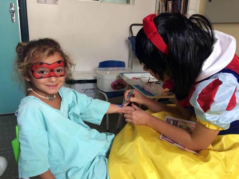 No Hospital Regional do Sudeste do Pará - Dr. Geraldo Veloso (HRSP), em Marabá (PA), o movimento nas enfermarias vai além de profissionais da assistência. Os pacientes também recebem cuidado especial dos integrantes do Programa de Voluntariado, por meio de atividades como musicoterapia e risoterapia. Neste mês, a unidade quis retribuir a dedicação dessas pessoas e homenageá-las durante a II Convenção dos Voluntários. Durante a programação, os participantes receberam cartas e assistiram a depoimentos de pacientes, acompanhantes e colaboradores gratos pelo tempo que os voluntários dedicam à atividade na unidade. Na foto, atividades com crianças internadas na instituição.

FOTO: ASCOM / HRSP
DATA: 02.06.2018
MARABÁ - PARÁ <div class='credito_fotos'>Foto: ASCOM HRSP   |   <a href='/midias/2018/originais/a6034cf5-d8c6-4f1b-8218-cd42e204d8d7.jpg' download><i class='fa-solid fa-download'></i> Download</a></div>