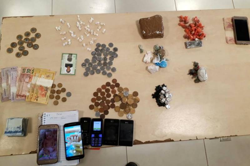 A Superintendência Regional do Baixo-Tocantins da Polícia Civil deflagrou, nesta quinta-feira (10), a operação Boas Vindas, para dar cumprimento a mandados judiciais de busca e apreensão e de prisão preventiva, em pontos de tráfico de drogas, em Abaetetuba, nordeste paraense. Ao todo, 12 pessoas, dentre elas três mulheres, foram presas na operação. No total, foram apreendidas 30 porções de óxi de cocaína; 17 porções de pasta-base; dez porções de maconha e quatro tabletes de erva. Aproximadamente R$ 300 em dinheiro foram apreendidos.
FOTO: ASCOM POLÍCIA CIVIL
DATA: 10.05.2018
ABAETETUBA - PARÁ <div class='credito_fotos'>Foto: Ascom Polícia Civil | <a href='/midias/2018/originais/a60f2493-aa8c-450b-860c-6ef3473adb70.jpg' download><i class='fa-solid fa-download'></i> Download</a></div>