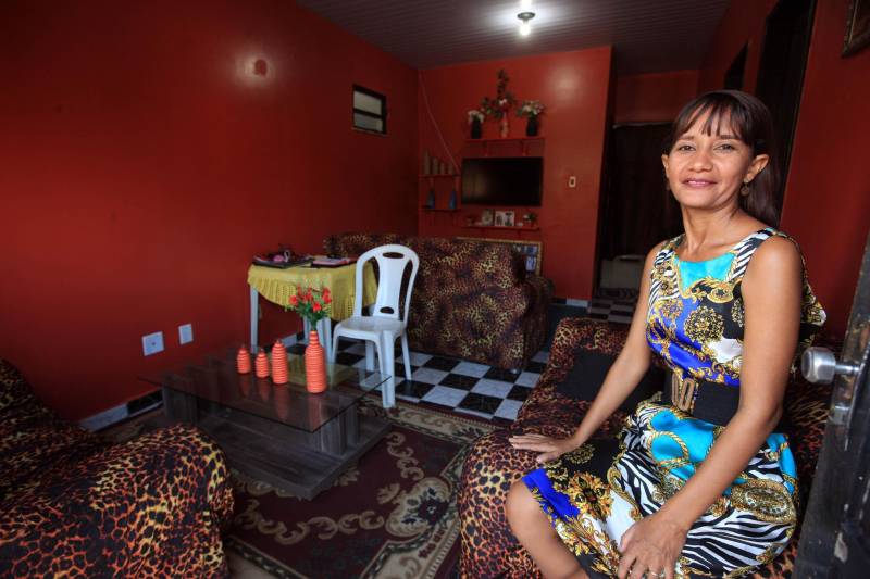 Mas com a mudança, Silvana (foto) enumerou alguns ganhos para a população, entre eles, o acesso à água com qualidade. Antes, muitos precisavam ir até o igarapé pegar água e carregar debaixo da ponte até em casa. Outro fator que ela ressalta como um grande diferencial na qualidade de vida da população é a segurança.
“Aqui a viatura passa constantemente. Mudou o nosso ambiente, né? Lá as fossas eram a céu aberto, aqui não. A estrutura que temos no imóvel é outra. Lá por ser de madeira, quando chovia molhava tudo. Tinha que andar na ponte para chegar em casa”, lembra.

FOTO: SIDNEY OLIVEIRA/AG. PARÁ
DATA: 24.11.2018
BELÉM - PARÁ <div class='credito_fotos'>Foto: Sidney Oliveira/Ag. Pará   |   <a href='/midias/2018/originais/a61b6c5b-09c5-4f23-bcc6-cacd9762bc2e.jpg' download><i class='fa-solid fa-download'></i> Download</a></div>