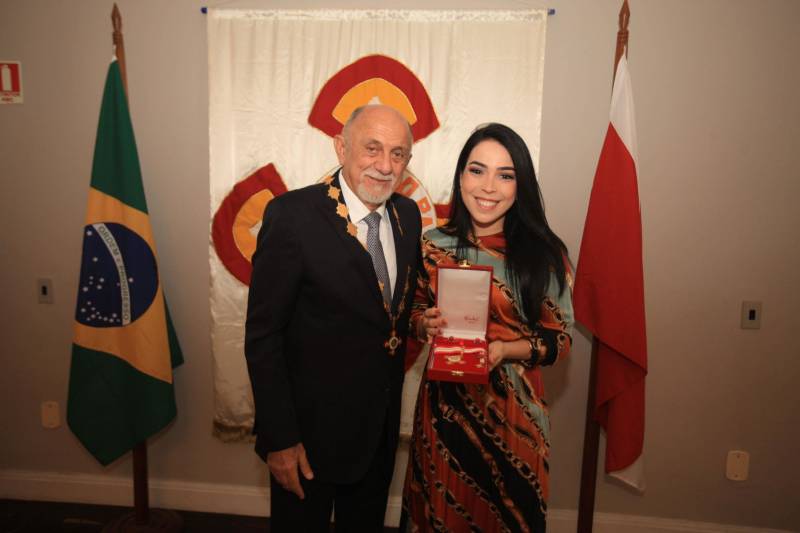 O Governo do Estado do Pará concedeu hoje 230 comendas do Mérito Grão-Pará (foto), a mais alta do Estado, a autoridades e servidores que se destacaram nos últimos oito anos de serviços prestados à população. “O ciclo que encerramos hoje não encerra nossa missão de servir ao público, porque uma vez servidores públicos, trabalhando em benefício da população, nunca mais deixamos de sê-lo, pois essa missão fica gravada em nossos corações”, disse o governador Simão Jatene aos agraciados. O governador entregou, pessoalmente, uma a uma as condecorações.  Das 230 medalhas, 14 foram no grau de Grande Oficial, 60 no grau de Comendador, 8 no grau de Oficial e 11 no grau de Cavaleiro aos servidores civis. Entre os militares, 4 receberam no grau de Comendador, 38 de Oficial e 109 no grau de Cavaleiro.

FOTO: CRISTINO MARTINS / AG. PARÁ
DATA: 31.12.2018
BELÉM - PARÁ <div class='credito_fotos'>Foto: Cristino Martins/Ag. Pará   |   <a href='/midias/2018/originais/a6261d75-25fd-4f94-b06a-578bc1f8774f.jpg' download><i class='fa-solid fa-download'></i> Download</a></div>