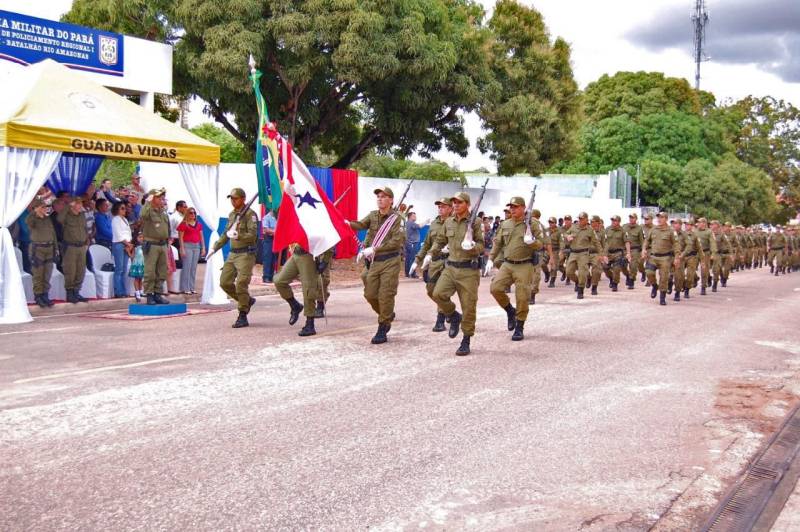 O Governo do Estado entregou nesta segunda-feira (3), a primeira fase das instalações físicas do 35º Batalhão de Polícia Militar – Batalhão Rio Amazonas (35º BPM), sediado em Santarém, na região oeste do Pará. O batalhão está na área de circunscrição do Comando de Policiamento Regional I (CPR-I). A unidade física do 35º BPM (foto) é composta por 20 salas. O efetivo é formado por 246 policiais militares, divididos entre o novo Batalhão e três Postos Policiais Destacados, localizados no distrito de Boa Esperança (Km 43 da PA-370) e nos municípios de Belterra e Mojuí dos Campos.

FOTO: SAMUEL ALVARENGA / ASCOM CRGBA
DATA: 03.12.2018
SANTARÉM - PARÁ <div class='credito_fotos'>Foto: SAMUEL ALVARENGA / ASCOM CRGBA   |   <a href='/midias/2018/originais/a629b2e9-8f1f-448a-86ef-11915fd8fcfd.jpg' download><i class='fa-solid fa-download'></i> Download</a></div>