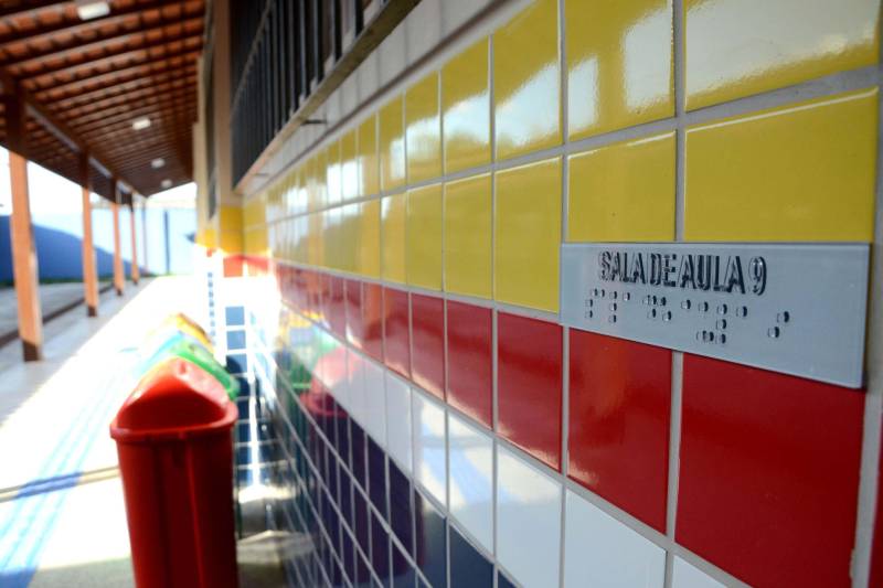 A Secretaria de Estado de Educação (Seduc) entrega as obras de mais duas escolas na Região Metropolitana de Belém. Na manhã desta quarta-feira (13) será inaugurada a Escola de Ensino Fundamental e Médio Professora Consuelo Coelho de Souza (foto), em Ananindeua, e na sexta-feira (15) a população receberá a Escola de Ensino Fundamental e Médio Jorge Lopes Raposo, no Distrito de Icoaraci. Com um investimento total de R$ 7,5 milhões, oriundos do financiamento obtido pelo Estado no Banco Interamericano de Desenvolvimento (BID), as obras de reforma e ampliação dos dois estabelecimentos de ensino beneficiam 2.482 alunos, e integram um pacote de quase 100 projetos do Programa de Melhoria da Qualidade e Expansão da Educação Básica,  executado pela Seduc no contexto do Pacto pela Educação.

FOTO: FERNANDO NOBRE / ASCOM SEDUC
DATA: 12.06.2018
BELÉM - PARÁ <div class='credito_fotos'>Foto: FERNANDO NOBRE/ASCOM SEDUC   |   <a href='/midias/2018/originais/a62f60eb-2640-4bf2-873e-3a6fca15eb6f.jpg' download><i class='fa-solid fa-download'></i> Download</a></div>