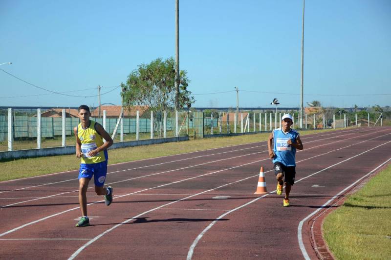 Na disputa houve partidas de goaball, bocha, tênis de mesa, atletismo (foto) e natação. A promoção do evento é da Secretaria de Educação (Seduc) por meio do seu Núcleo de Esporte e Lazer (NEL). Conceição Felgueiras, coordenadora dos Jogos, fez avaliação positiva do evento, realizado pela primeira vez fora da capital paraense e que mobilizou mais de 270 pessoas diretamente, entre dirigentes, técnicos e acompanhantes dos paratletas. "Todos os paratletas participantes são vencedores. Além da competição, eles tiveram um momento para socializar e confraternizar -pois eram participantes de vários municípios do estado. O evento ainda cumpriu a missão de sensibilizar o poder público local sobre a importância do incentivo ao esporte paralímpico", disse.
FOTO: FERNANDO NOBRE / ASCOM SEDUC
DATA: 29.06.2018
MARABÁ - PARÁ <div class='credito_fotos'>Foto: FERNANDO NOBRE/ASCOM SEDUC | <a href='/midias/2018/originais/a635cba3-34db-488c-8952-c062b56389ae.jpg' download><i class='fa-solid fa-download'></i> Download</a></div>