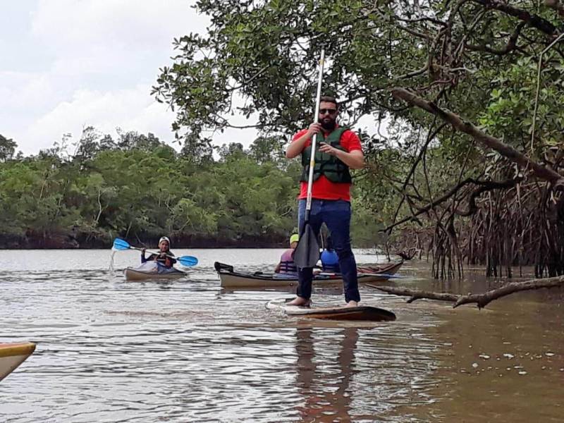 Com uma localização privilegiada, às margens da Baia do Guajará, o Centro Integrado de Inclusão e Reabilitação (CIIR) disponibilizará a partir de janeiro de 2019, a modalidade de canoagem e stand-up paddle (foto), como ação inovadora e inclusiva na reabilitação de Pessoas com Deficiência (PcD). A ação faz parte do projeto social do CIIR. “Meninos do Rio”, inspirado em projetos que já realizam atividades terapêuticas e de inclusão na água, entre eles o  “Separará Caiaque & Sup”, coordenado por  Pedro Paulo Sousa, na cidade de Benevídes (distante 33Km de Belém). O Stand Up  Paddle ou SUP é uma modalidade onde originalmente se praticava o remo em  prancha em pé e com remo de pá larga para se locomoverem, hoje se utiliza a prancha de outras maneiras – sentado ou deitado, e, a canoagem em caiaque ou canoa havaiana, são esportes que podem ser praticados individualmente ou de forma coletiva. Os usuários envolvidos no projeto do CIIR serão selecionados pela equipe multiprofissional do CIIR, que indicará a necessidade da atividade, assim como também avaliará a disponibilidade para participar dessas modalidades esportivas.

FOTO: ASCOM / INDSH
DATA: 07.12.2018
BELÉM - PARÁ <div class='credito_fotos'>Foto: ASCOM / INDSH   |   <a href='/midias/2018/originais/a63b19ea-0d3d-4f75-ae87-8cb198b80c3f.jpg' download><i class='fa-solid fa-download'></i> Download</a></div>