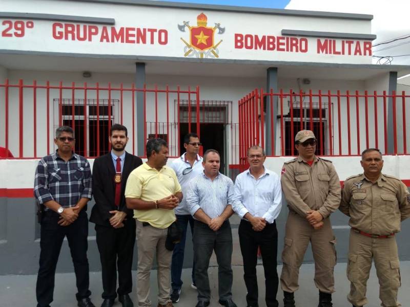A Secretaria de Estado de Segurança Pública e Defesa Social do Pará (Segup) deu mais um importante passo no combate à criminalidade no interior do Estado. Dessa vez, com a entrega iniciada na sexta-feira (18), de novas viaturas para atender a demanda das Guardas Municipais de mais de 30 municípios. Até o final de maio, as entregas serão concluídas. O primeiro município beneficiado foi Moju, no nordeste paraense. Em cerimônia (foto) ocorrida na Praça Matriz da cidade, em frente à Prefeitura Municipal. Seis viaturas foram entregues aos órgãos de segurança local. Quatro veículos da Polícia Militar, sendo um do Grupamento Tático Operacional (GTO) e um da Polícia Civil. Uma viatura foi entregue para sessão de uso da Guarda Municipal, obedecendo ao plano de ações imediatas da segurança pública, construído no início deste ano, que prevê o fortalecimento das guardas municipais. Ao todo 33 cidades paraenses serão beneficiadas com o recebimento de motos, pickups do modelo Ford Ranger e carros crossover.
FOTO: ASCOM / SEGUP
DATA: 19.05.2018
MOJU - PARÁ <div class='credito_fotos'>Foto: Ascom Segup | <a href='/midias/2018/originais/a63bc05f-d612-49ca-ba5d-607209d44ed9.jpg' download><i class='fa-solid fa-download'></i> Download</a></div>