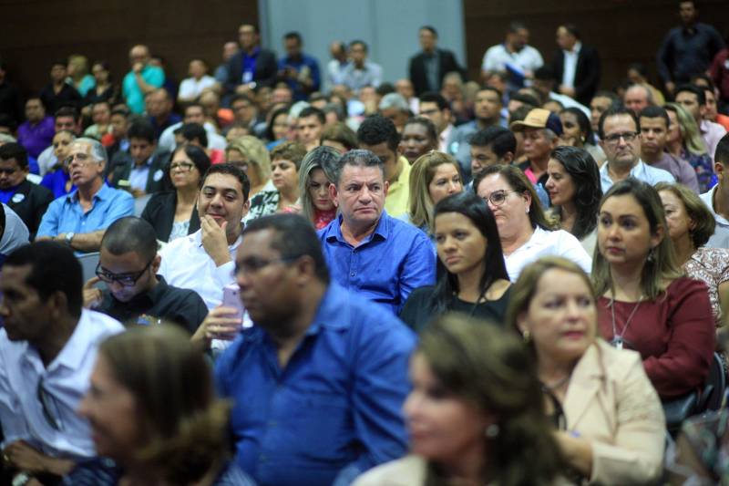 O primeiro dia do Fórum Permanente de Prefeitas e Prefeitos dos Municípios Sustentáveis contou com a participação de 85 prefeitos , 17 vices e 21 secretários municipais dos 141 municípios manifestaram interesse em adotar as diretrizes do programa. Para o governador Simão Jatene, esta grande participação simboliza a união de agentes públicos que colocaram os interesses coletivos acima dos interesses individuais para construir um estado melhor para todos. Com o tema “Gestão Compartilhada”, o evento traz as experiências e os desdobramentos das agendas governamentais que foram planejadas em parceria com as gestões municipais. Através da Secretaria Extraordinária de Municípios Sustentáveis (Semsu) Governo do Pará, por meio da Semsu, investe na capacitação dos municípios para a promoção de uma gestão fiscal eficiente. Para Izabela Jatene, este primeiro dia serviu para sinalizar o quanto os gestores estão preocupados com o equilíbrio da questão fiscal dos municípios e em desenvolver uma governança compartilhada para desenvolver seus municípios.
FOTO: THIAGO GOMES / AG. PARÁ
DATA: 07.02.2018
BELÉM - PARÁ <div class='credito_fotos'>Foto: Thiago Gomes /Ag. Pará | <a href='/midias/2018/originais/a63f5361-030b-4226-b847-3733d775df9e.jpg' download><i class='fa-solid fa-download'></i> Download</a></div>