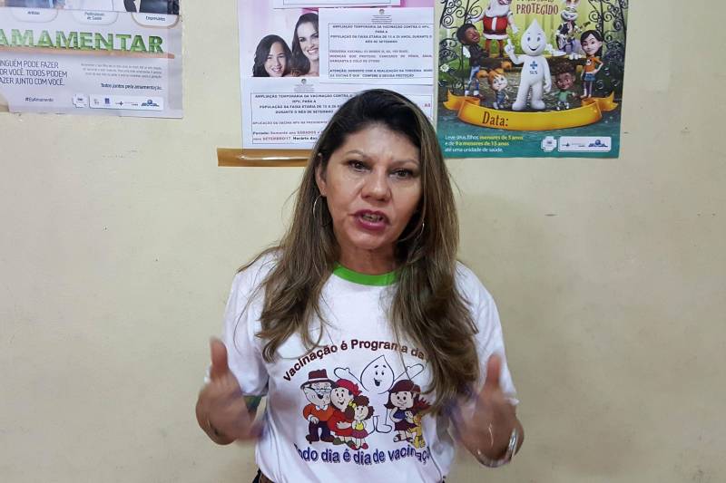 “O Programa Nacional de Imunização apontou que se poderia, excepcionalmente, abrir para esta faixa etária de 15 a 26 anos, para oportunizar o melhor uso dessas doses de vacinas. No mês de setembro de 2017, fizemos a primeira dose, em novembro a segunda e agora em março estamos completando a terceira dose”, explicou Jaíra Ataíde (foto), coordenadora estadual de Imunização.
FOTO: CARLA FISCHER / ASCOM SESPA
DATA: 03.03.2018
BELÉM - PARÁ <div class='credito_fotos'>Foto: CARLA FISCHER / ASCOM SESPA | <a href='/midias/2018/originais/a64e342e-123c-45a8-b239-2504e06966da.jpg' download><i class='fa-solid fa-download'></i> Download</a></div>