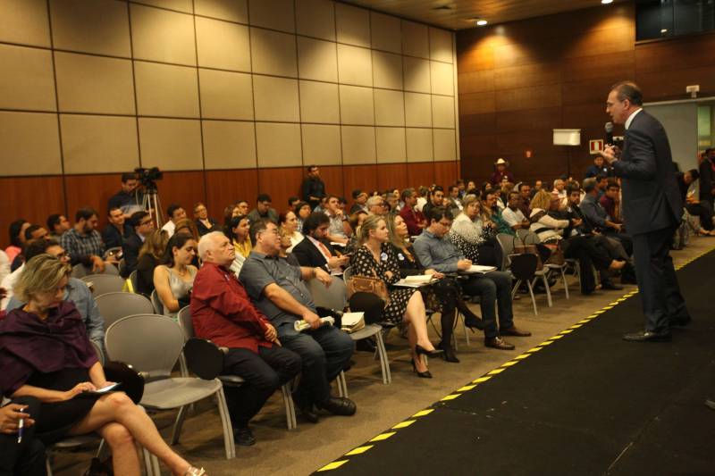 No segundo dia do Fórum Permanente de Prefeitos e Prefeitas dos Municípios Sustentáveis, no Hangar Convenções e Feiras da Amazônia, gestores compartilharam experiências sobre a “Captação de Recursos, Soluções e Parcerias - Governança compartilhada como pressuposto para a Gestão Eficiente”. Nesta quinta-feira (8), também foram assinadas ordens de serviços entre Governo do Estado e prefeituras para obras de infraestrutura e educação que totalizam um valor de mais de 50 milhões de reais. De serviços de pavimentação asfáltica a reforma e ampliação de escolas, os convênios e ordens de serviço totalizam R$52.946.186,86, recursos a serem repassados pelo Governo do Estado e pelo BID, Banco Interamericano de Desenvolvimento, com a contrapartida de alguns municípios. Na foto, o procurador-geral do Estado, Ophir Cavalcante Junior.
FOTO: SIDNEY OLIVEIRA / AG PARÁ
DATA: 08.02.2018
BELÉM - PARÁ
<div class='credito_fotos'>Foto: Sidney Oliveira/Ag. Pará | <a href='/midias/2018/originais/a651884d-307d-4757-8cfd-8d07f599e2f7.jpg' download><i class='fa-solid fa-download'></i> Download</a></div>