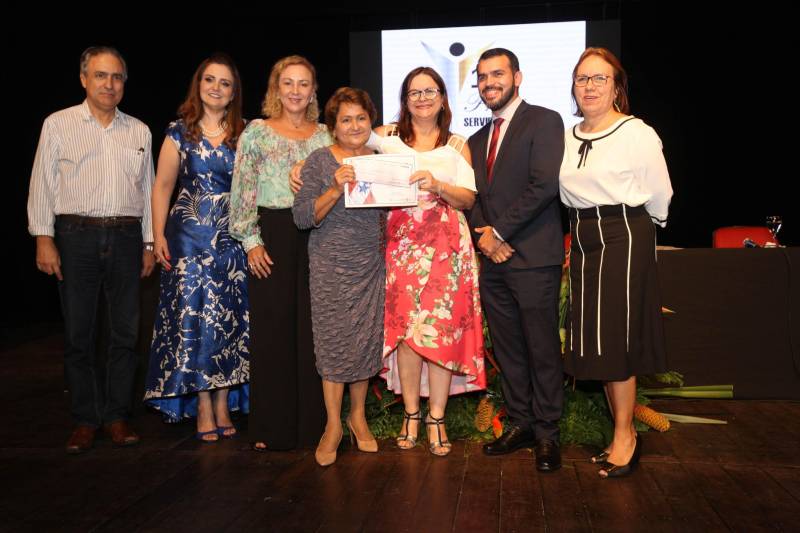 A servidora pública estadual Terezinha Medeiros, 61 anos, que trabalha há 33 na Fundação Santa Casa de Misericórdia do Pará foi a sorteada entre 53 servidores para receber o Prêmio de Servidor Nota 10 de 2018. Ela representa os 107 mil servidores que fazem parte do quadro do Governo do Pará. A premiação aconteceu durante cerimônia realizada na noite desta terça-feira (6), no Teatro Margarida Schivasappa (Centur). Esta foi a 11ª edição do Prêmio Servidor Nota 10.
FOTO: CARLOS SODRÉ / AG. PARÁ
DATA: 06.11.2018
BELÉM - PARÁ <div class='credito_fotos'>Foto: CARLOS SODRÉ / AG. PARÁ | <a href='/midias/2018/originais/a65371c7-fdd5-42ec-9ffa-170df195135c.jpg' download><i class='fa-solid fa-download'></i> Download</a></div>