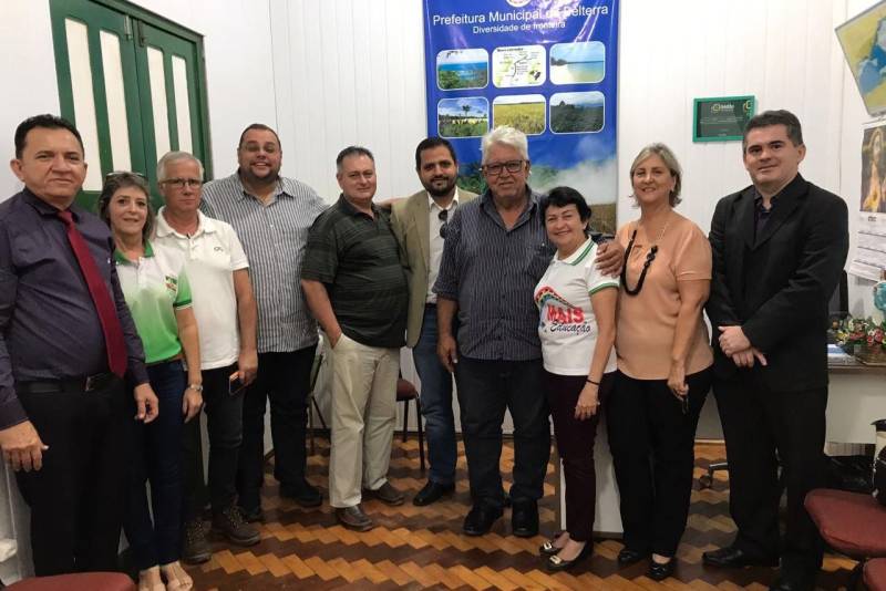 Representantes do Centro Regional de Governo do Baixo Amazonas, instalado em Santarém no dia 25 de janeiro deste ano, estão indo aos municípios da região para dar maior celeridade na resolução das principais demandas apresentadas. O primeiro município visitado foi Belterra, distante 45 km de Santarém, onde os coordenadores das áreas de segurança pública, infraestrutura e logística, educação e produção e desenvolvimento participaram de reuniões com autoridades locais. A reunião de trabalho ocorreu durante a manhã e tarde desta segunda feira (19) e foi conduzida pelo prefeito em exercício, Sérgio Cardoso de Campos, e demais servidores.
FOTO: SAMUEL ALVARENGA / SECOM
DATA: 19.02.2018
BELTERRA - PARÁ <div class='credito_fotos'>Foto: Samuel Alvarenga / Secom | <a href='/midias/2018/originais/a65beb40-5de9-4b5a-a794-bd55bb2153f4.jpg' download><i class='fa-solid fa-download'></i> Download</a></div>