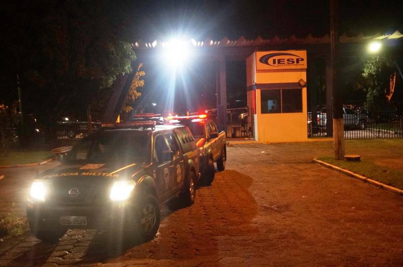 Um trabalho conjunto das Polícias Civil e Militar prendeu 31 pessoas, nesta quarta-feira, 28, durante a Operação Rio das Cobras, que cumpriu mandados judiciais nos municípios de Belém, Santa Izabel do Pará, Moju e Abaetetuba. Os envolvidos são acusados de crimes, como tráfico de drogas, roubos e homicídios. A operação contou com 200 policiais divididos em 45 equipes e com apoio de 50 viaturas. Sob coordenação do delegado-geral da Polícia Civil, Rilmar Firmino, a ação policial teve 35 alvos nos quatro municípios, a maior em Moju (base da operação), no nordeste paraense. O nome da operação é uma referência ao significado da palavra Moju na língua indígena Tupi.
FOTO: ASCOM / POLÍCIA CIVIL
DATA: 28.02.2018
MOJU - PARÁ <div class='credito_fotos'>Foto: Ascom / Polícia Civil | <a href='/midias/2018/originais/a66088df-cb78-4db2-95aa-0bbbc1724642.jpg' download><i class='fa-solid fa-download'></i> Download</a></div>