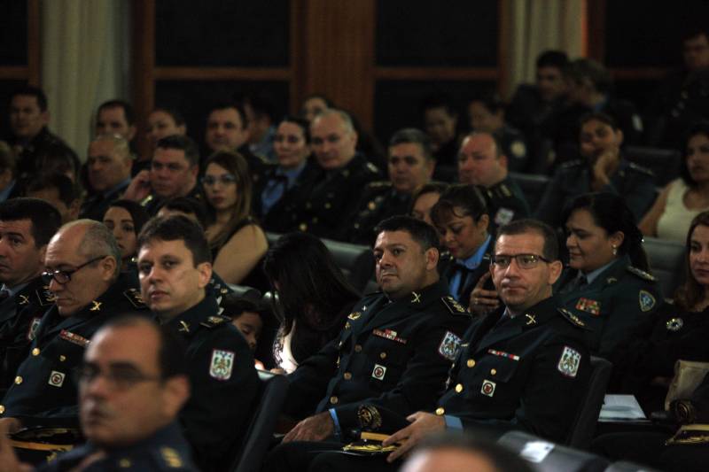 A Secretaria de Estado de Segurança Pública e Defesa Social (Segup), por meio do Instituto de Ensino de Segurança Pública (Iesp), realizou, nesta quarta-feira, 28, no auditório do Ciaba, as formaturas das turmas do Curso Superior de Polícia e Bombeiro Militar CSPBM/2018- Especialização em Gestão Estratégica e Defesa Social e dos cursos de Aperfeiçoamento de Oficiais- CAO/2018 da Polícia Militar do Pará e do Corpo de Bombeiros Militar do Pará- Especialização em Defesa Social em Cidadania.

FOTO: SIDNEY OLIVEIRA / AG. PARÁ
DATA: 28.11.2018
BELÉM - PARÁ <div class='credito_fotos'>Foto: Sidney Oliveira/Ag. Pará   |   <a href='/midias/2018/originais/a663bda9-706e-4aab-a8ce-4e6e5d6f6d2c.jpg' download><i class='fa-solid fa-download'></i> Download</a></div>