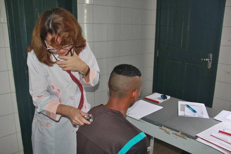 Sessenta adolescentes em conflito com a lei e privados de liberdade participaram de uma ação de saúde no Centro Socioeducativo de Benevides (CSEB), na Região Metropolitana de Belém (RMB), nos dias 3 e 4. A ação é resultado de uma parceria entre a Fundação de Atendimento Socioeducativo do Pará (Fasepa) e a Secretaria de Estado de Saúde Pública (Sespa). Foram prestados atendimentos de saúde aos jovens, garantindo acesso à saúde no Sistema Único de Saúde (SUS), no que diz respeito à promoção, prevenção, assistência e recuperação dos jovens. O calendário de ações começou na segunda quinzena de março, no Centro de Internação do Adolescente Masculino (Ciam), localizado em Marabá, no sudeste do Estado, e vai até a próxima quinta-feira (05), com atendimento aos jovens das unidades socioeducativas em semiliberdade.
FOTO: ALBERTO PASSOS / ASCOM FASEPA
DATA: 04.04.2018
BENEVIDES - PARÁ
<div class='credito_fotos'>Foto: ALBERTO PASSOS/ ASCOM FASEPA | <a href='/midias/2018/originais/a6646eb5-3f1e-48de-ac3c-cbe56db813dc.jpg' download><i class='fa-solid fa-download'></i> Download</a></div>