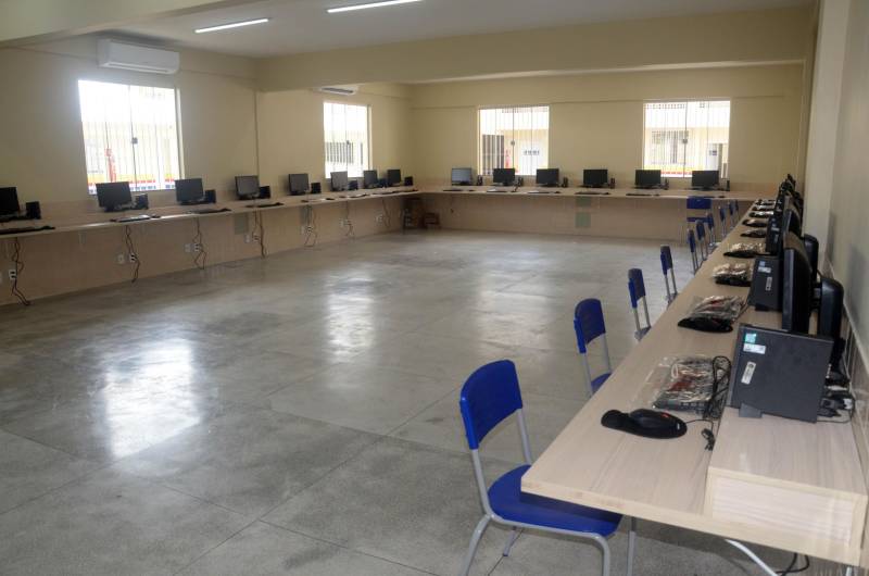 O ano letivo de 2019 no município de Conceição da Araguaia, no sudeste do Pará, vai contar com uma escola reestruturada de Ensino Médio. É a “Professora Deocleciano Alves Moreira” (foto), na avenida Carajás Sá, S/N, no bairro São Luís II. A unidade de ensino passou por obras de reforma e ampliação. A secretária de Estado de Educação, Ana Claudia Serruya Hage, participou da entrega dos serviços, nesta quinta-feira (27). A obra na escola teve financiamento do Banco Interamericano de Desenvolvimento (BID), em um investimento de R$ 5.811.204,58. O projeto faz parte do Programa de Melhoria da Qualidade e Expansão da Cobertura da Educação Básica do Estado do Pará, preconizado pela Seduc no Pacto pela Educação.

FOTO: FERNANDO NOBRE / ASCOM SEDUC
DATA: 27.12.2018
CONCEIÇÃO DO ARAGUAIA - PARÁ <div class='credito_fotos'>Foto: FERNANDO NOBRE/ASCOM SEDUC   |   <a href='/midias/2018/originais/a672dee4-b8a0-419e-9741-4bdcefa83997.jpg' download><i class='fa-solid fa-download'></i> Download</a></div>