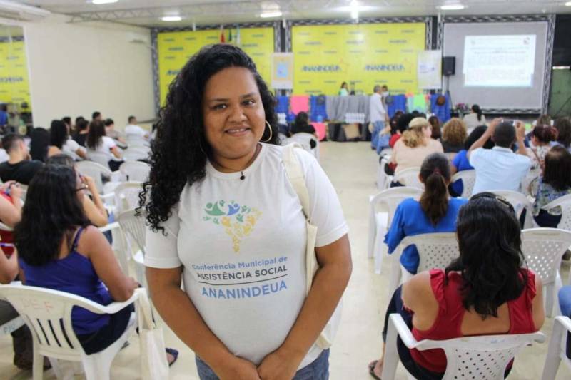 Na manhã desta quarta-feira (13) cerca de 200 pessoas participaram da abertura de mais uma edição do Projeto Família e Cidadania, no auditório da Secretaria Municipal de Educação de Ananindeua (Semed), no Bairro da Guanabara, em Ananindeua (Região Metropolitana de Belém). O evento – que prossegue até sexta-feira (15) - foi aberto por representantes dos órgãos parceiros do projeto, entre eles Daniele Khayat, diretora-geral do Núcleo de Articulação e Cidadania (NAC), do governo do Estado. Ao destacar como o projeto melhora a vida das pessoas, Daniele Khayat disse que “hoje a sociedade realmente vem enfrentando muitas dificuldades, e eu digo isso diante do que estamos presenciando nas escolas, na área de saúde e em várias outras áreas. Com esse projeto temos um grande desafio, que é a educação familiar, pois a base da sociedade é a família, é o núcleo, e o projeto vem dando esse empoderamento às famílias”. Na fogo, a pedagoga Katiane Nunes.

FOTO: ASCOM / NAC
DATA: 13.06.2018
BELÉM - PARÁ <div class='credito_fotos'>Foto: Ascom NAC   |   <a href='/midias/2018/originais/a67d0751-9771-4c83-b073-d5b3be501d5e.jpg' download><i class='fa-solid fa-download'></i> Download</a></div>