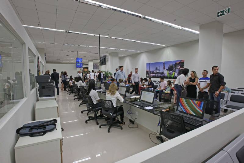 Carteira de identidade, habilitação e de trabalho. Seguro-desemprego, segunda via de boletos de água e multas de transito. Registros na Junta Comercial e DARFs de impostos. Registros de ocorrências na polícia e queixas ao Procon. Tudo num só lugar, rápido e fácil. O governador Simão Jatene entregou nesta sexta-feira, 04, à população a Estação Cidadania do Shopping Pátio Belém (foto). É a sexta unidade de atendimento à população no estado do Pará. Num espaço de mais de mil metros quadrados, a população poderá contar com serviços de órgãos como: Banpará; Polícia Civil; Procon; Secretaria de Justiça e Direitos Humanos; Sistema Nacional de Empregos; Secretaria de Assistência Social, Trabalho e Renda; Junta Comercial do Estado, Secretaria da Fazenda, Cosanpa, Detran, Igeprev e Fundação Pro-Paz. Além desses, as novidades ficam por conta do Hemopa, oferecendo a possibilidade do cidadão doar sangue e da Secretaria Municipal de Mobilidade (Semob).
FOTO: ANTÔNIO SILVA / AG. PARÁ
DATA: 04.05.2018
BELÉM - PARÁ <div class='credito_fotos'>Foto: Antônio Silva/Ag. Pará | <a href='/midias/2018/originais/a67eac2d-9e61-4698-b8c0-22690d5ffb51.jpg' download><i class='fa-solid fa-download'></i> Download</a></div>