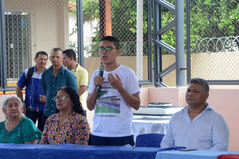 “A escola é um sonho”. Quem expressou esse sentimento foi o aluno do 3º ano do Ensino Médio, Renan Abreu (ao microfone), durante a entrega da obra de reforma e ampliação da Escola Estadual de Ensino Fundamental e Médio Emanuel Salgado Vieira, no município de Juruti, realizada na manhã desta quarta-feira (5), pela secretária de Estado de Educação, Ana Cláudia Serruya Hage. “Hoje recebemos a escola totalmente reformada e ampliada; já passamos por várias batalhas, lutamos para este sonho se tornar realidade, vivemos momentos difíceis, somos vitoriosos e teremos uma visão diferente da escola, estamos muito felizes e realizados”, complementa o estudante.

FOTO: FERNANDO NOBRE / ASCOM SEDUC
DATA: 05.12.2018
JURUTI - PARÁ <div class='credito_fotos'>Foto: FERNANDO NOBRE/ASCOM SEDUC   |   <a href='/midias/2018/originais/a68841e2-2cf4-40d1-869b-48be34772eaa.jpg' download><i class='fa-solid fa-download'></i> Download</a></div>