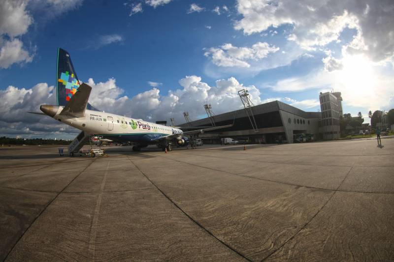 Pousou na tarde desta terça-feira (27) a aeronave modelo Airbus A 320 da Companhia Azul Linhas Aéreas adesivada com a logomarca “Para, A Obra-Prima da Amazônia” (foto). Levando a logomarca em sua aeronave, a companhia promove o turismo paraense nos mercados nacional e internacional. A estratégia é fruto de uma parceria entre a secretaria de estado de Turismo (Setur) e a Azul. A aeronave está voando por toda a malha aérea nacional da Azul e já passou por outros países como Argentina, Uruguai e Guiana Francesa. A companhia tem ampliado suas bases de operações no Pará com rotas regionais, nacionais e internacionais. “ Esta é uma estratégia no sentido de levar a marca do turismo paraense para todos os lugares em que a Azul voa. Desta forma o turismo no Pará é promovido como atividade econômica”, comenta o secretário de Estado de Turismo, Adenauer Goes.
FOTO: THIAGO GOMES / AG. PARÁ
DATA: 27.03.2018
BELÉM - PARÁ <div class='credito_fotos'>Foto: Thiago Gomes /Ag. Pará | <a href='/midias/2018/originais/a68affd9-a895-4b28-b854-9b4278980fa9.jpg' download><i class='fa-solid fa-download'></i> Download</a></div>