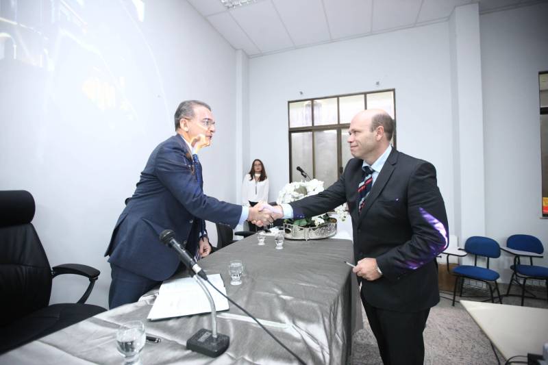 O procurador-geral do Estado, Ophir Cavalcante Junior, deu posse, na tarde da última segunda-feira (26), a seis novos procuradores do Estado, aprovados no 20º concurso público da Procuradoria Geral do Estado (PGE). O evento ocorreu no auditório do prédio-sede da instituição, em Batista Campos, Belém. Foram empossados Idemar Cordeiro Peracchi, Edson dos Santos Matoso, Ducival Carvalho Pereira Júnior, Giulliane Pinheiro Corrêa de Lima, Jobson de Oliveira Pereira e Arthur Marcel Batista Gomes. A cerimônia teve a presença do procurador-geral adjunto, Henrique Nobre Reis, do corregedor-geral da PGE, Paulo de Tarso Dias Klautau Filho, do presidente da Associação dos Procuradores do Estado, Ary Lima Cavalcanti, e de diversos procuradores do Estado, familiares e amigos dos empossados.
FOTO: THIAGO GOMES / AG. PARÁ
DATA: 27.03.2018
BELÉM - PARÁ <div class='credito_fotos'>Foto: Thiago Gomes /Ag. Pará | <a href='/midias/2018/originais/a68d725d-de82-4dbc-aa24-a158dd6186c8.jpg' download><i class='fa-solid fa-download'></i> Download</a></div>